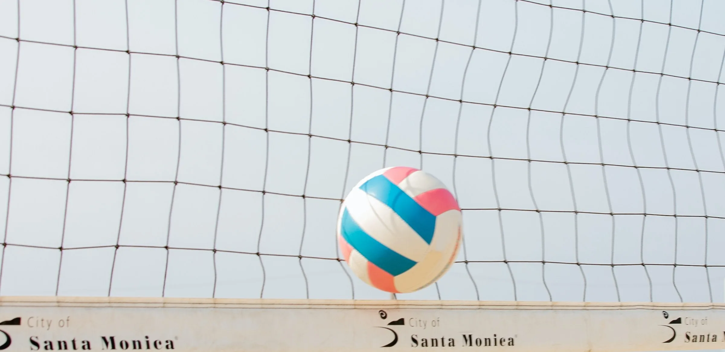 Pallone beach volley su rete pallalvolo