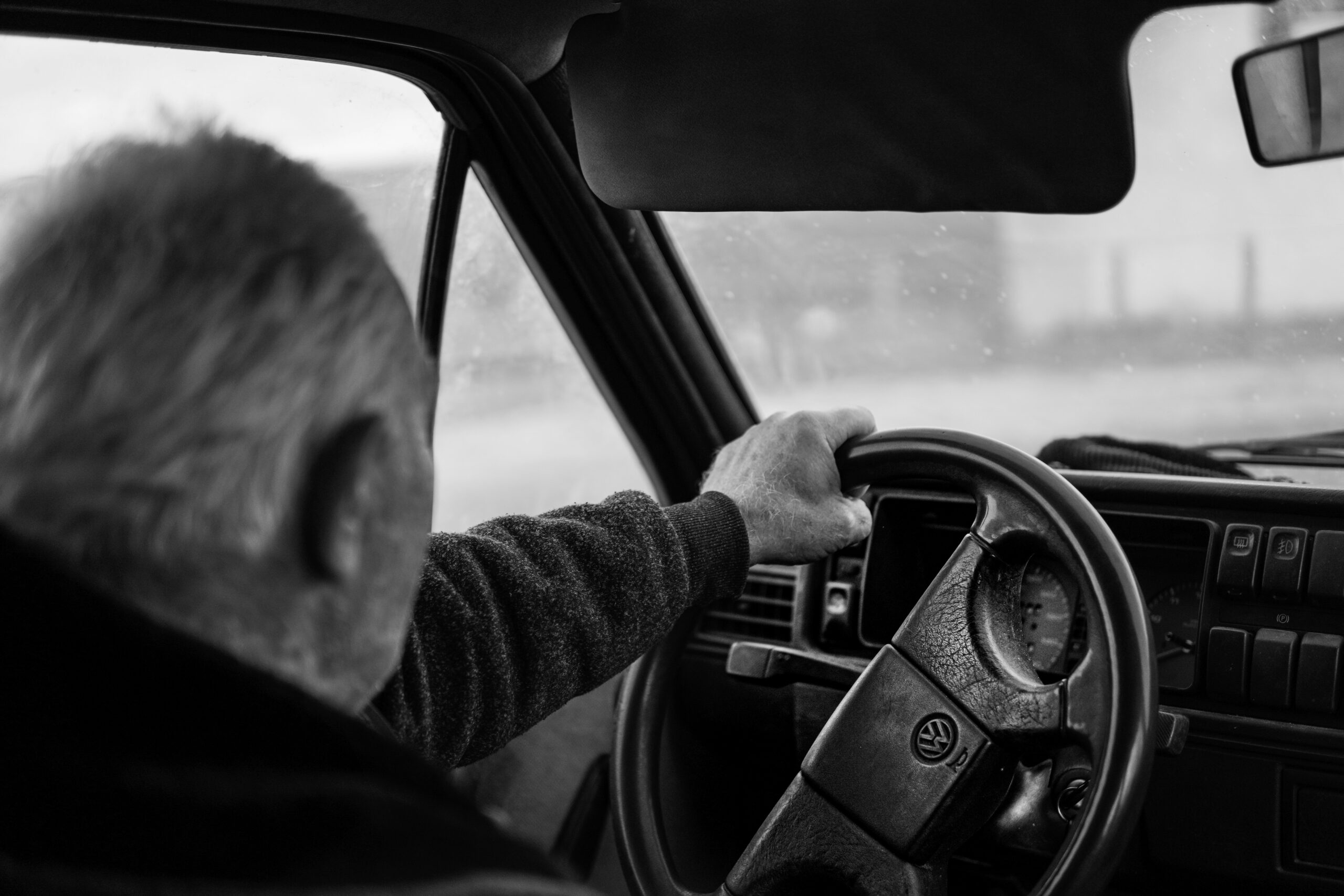 Anziano alla guida di un automobile