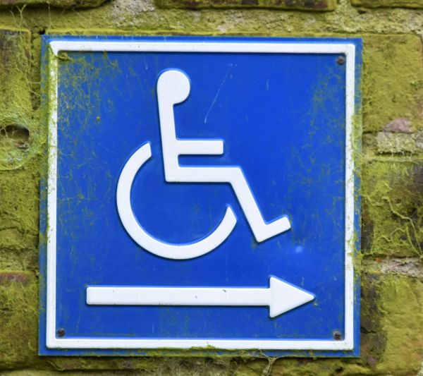 Simbolo disabili con freccia