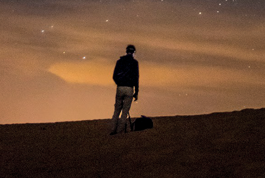 Persona che guarda un cielo stellato